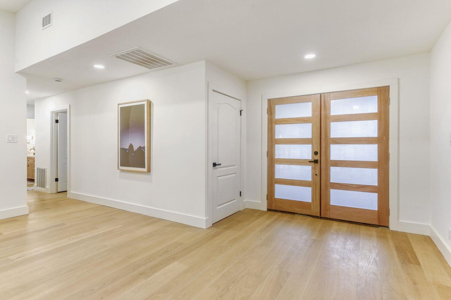 8702 Balcones Club Dr, Austin, TX 78750