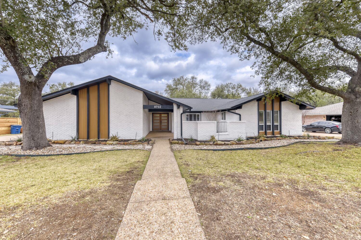 8702 Balcones Club Dr, Austin, TX 78750