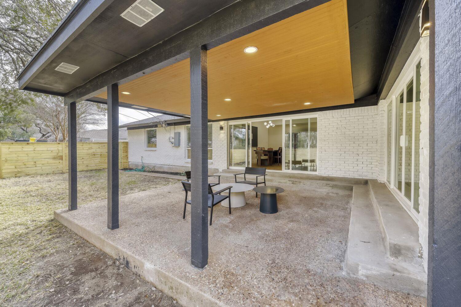 8702 Balcones Club Dr, Austin, TX 78750