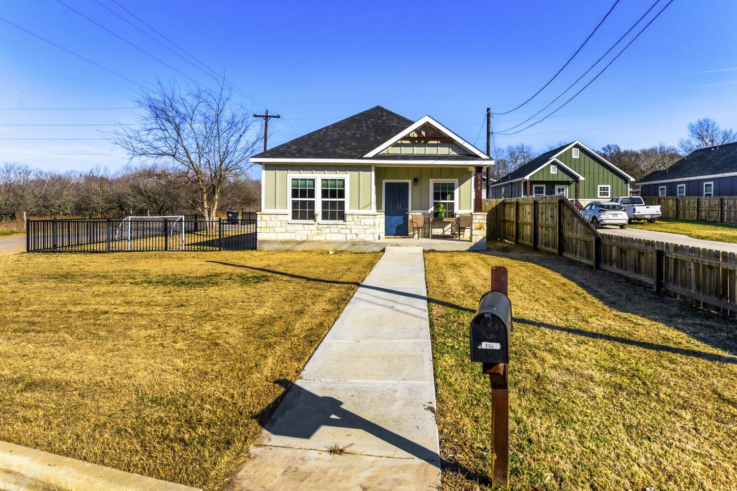 226 Spruce Ave, Luling, TX 78648