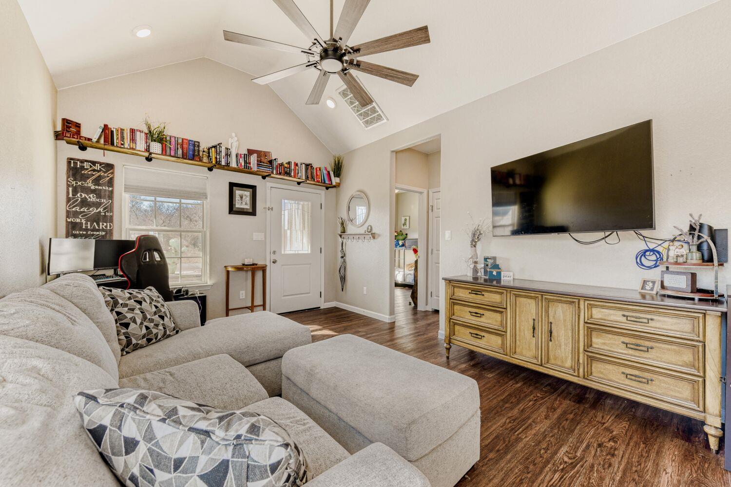 226 Spruce Ave, Luling, TX 78648