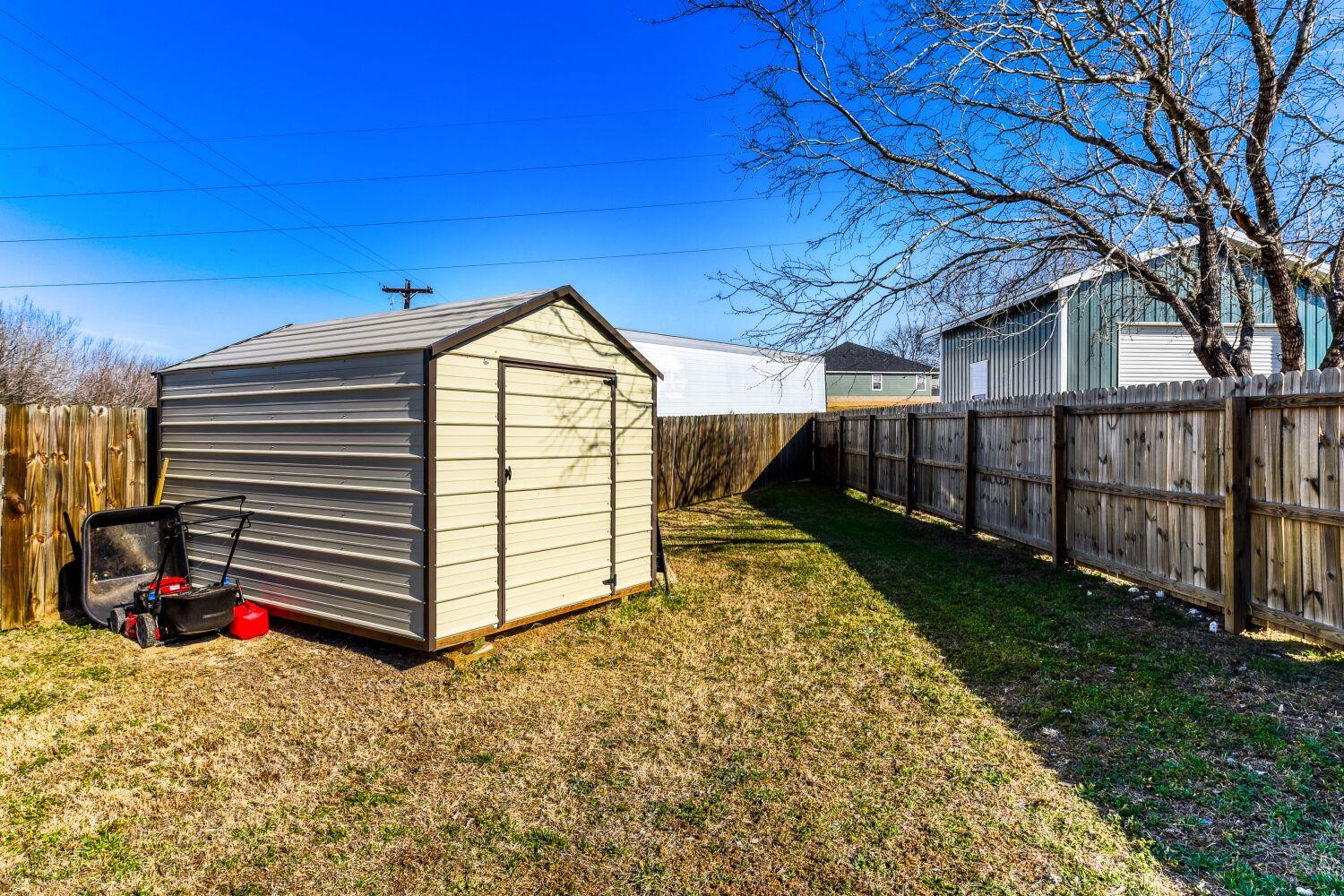 226 Spruce Ave, Luling, TX 78648