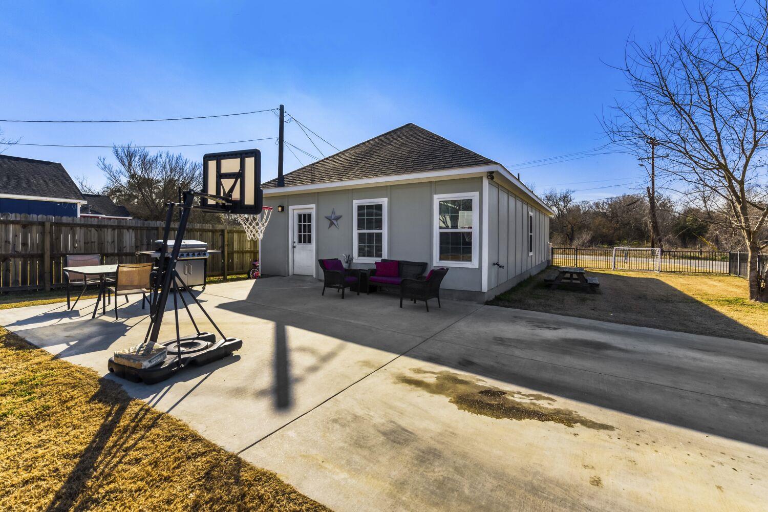 226 Spruce Ave, Luling, TX 78648