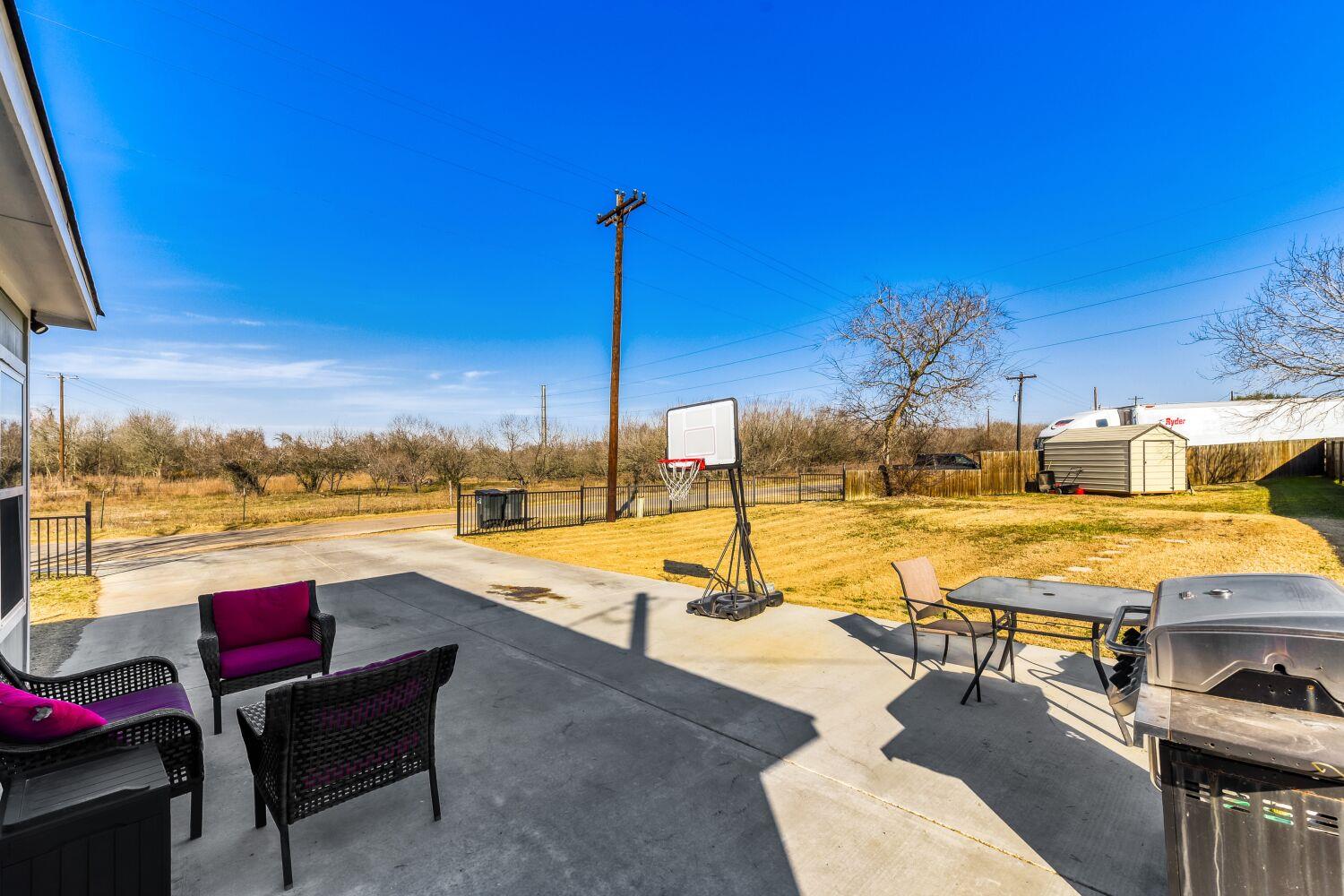 226 Spruce Ave, Luling, TX 78648