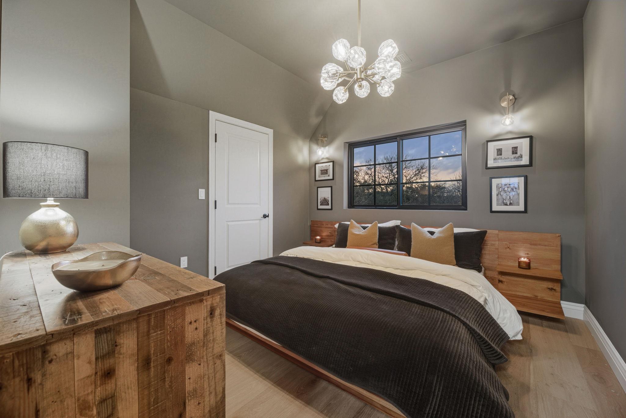 1804 S 6th St, Austin, TX 78704