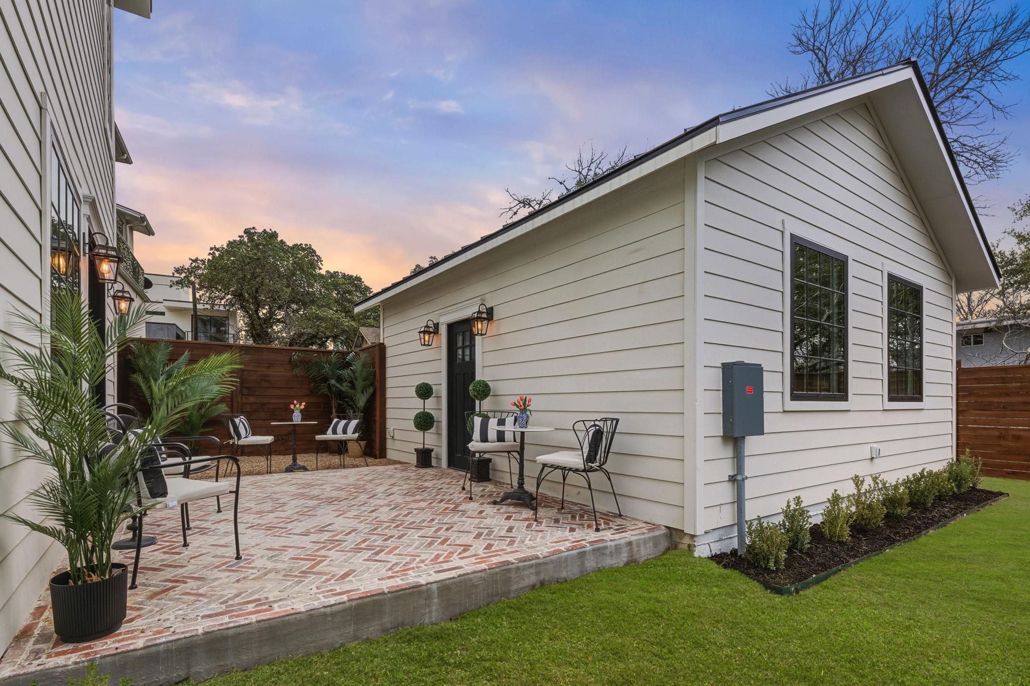 1804 S 6th St, Austin, TX 78704