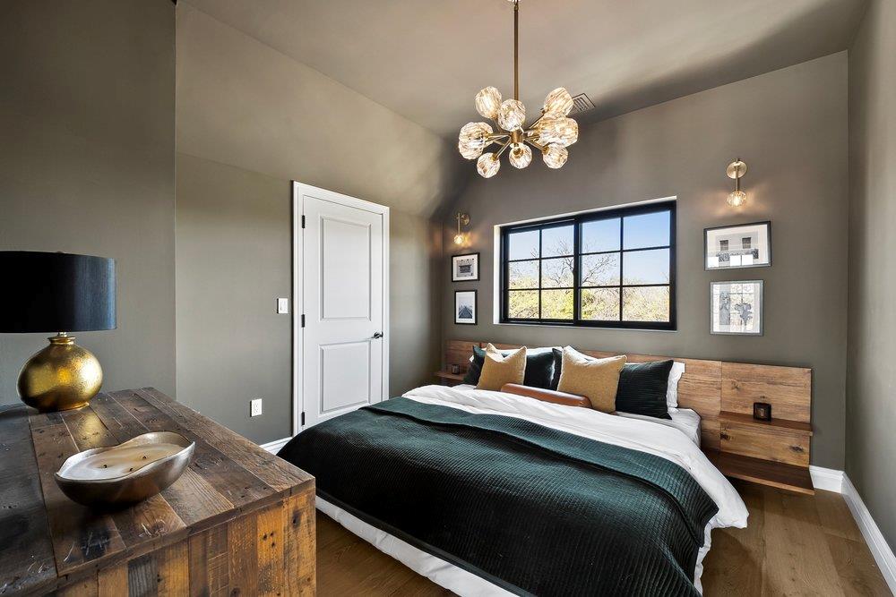 1804 S 6th St, Austin, TX 78704