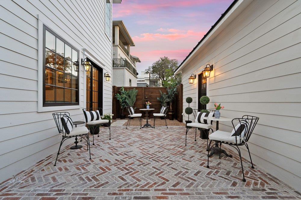 1804 S 6th St, Austin, TX 78704