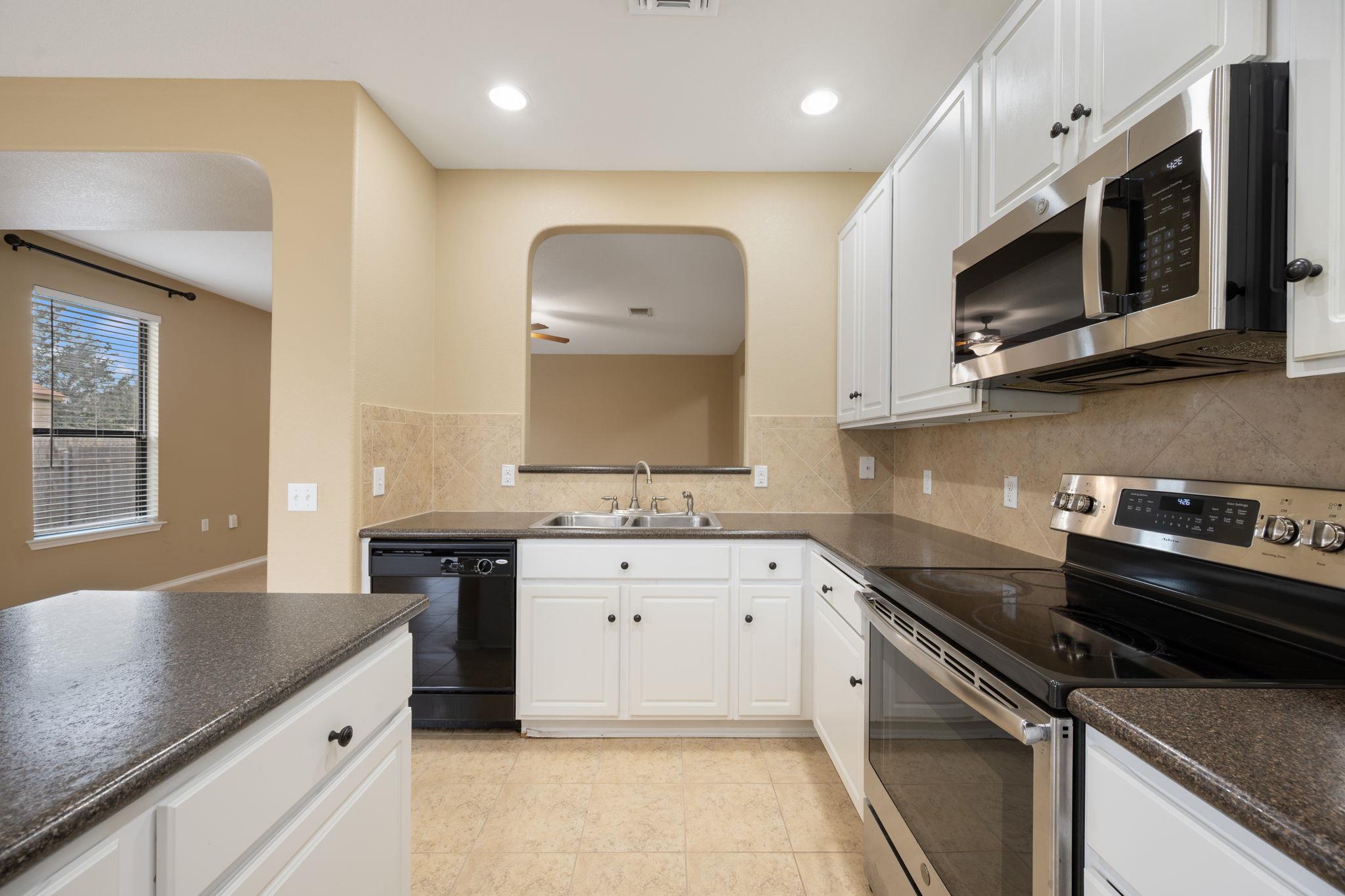 5521 Alomar Cv, Del Valle, TX 78617