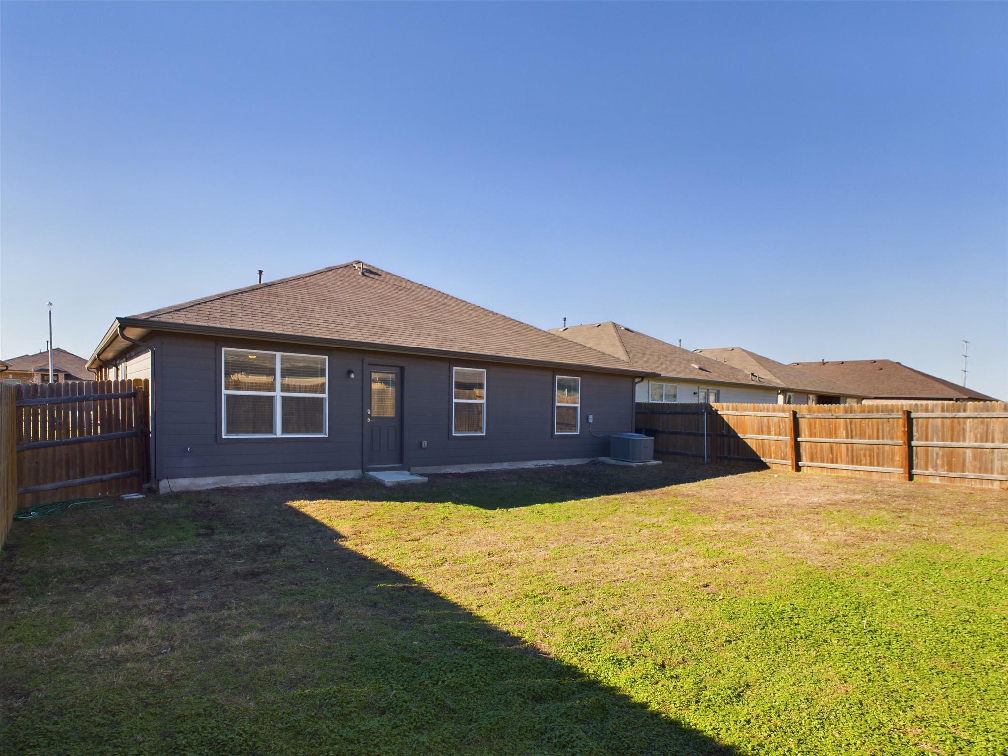 114 Cranbrook Ln, Hutto, TX 78634