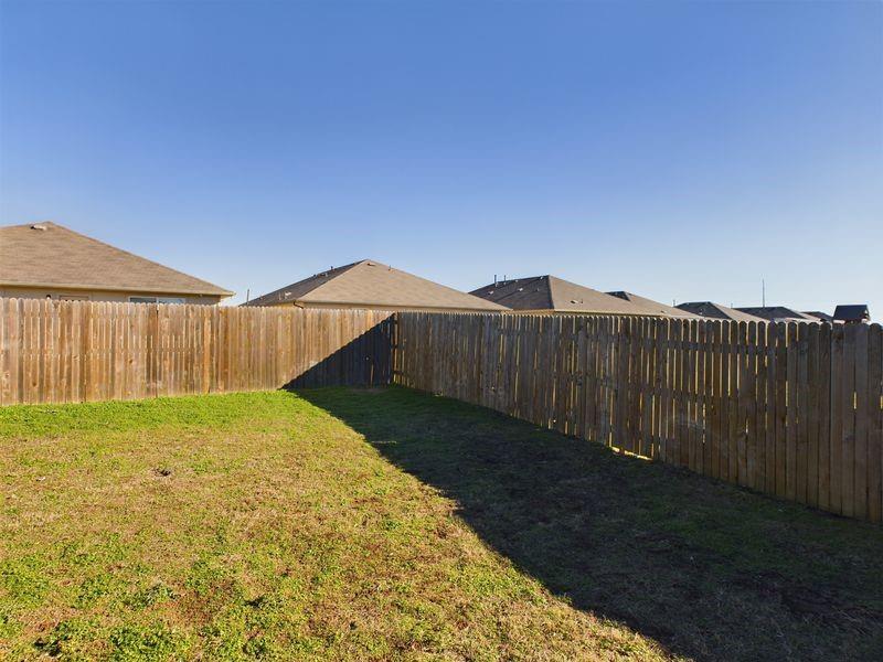 114 Cranbrook Ln, Hutto, TX 78634