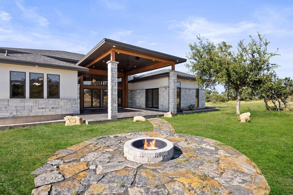 583 Comanche Rdg, Round Mountain, TX 78663