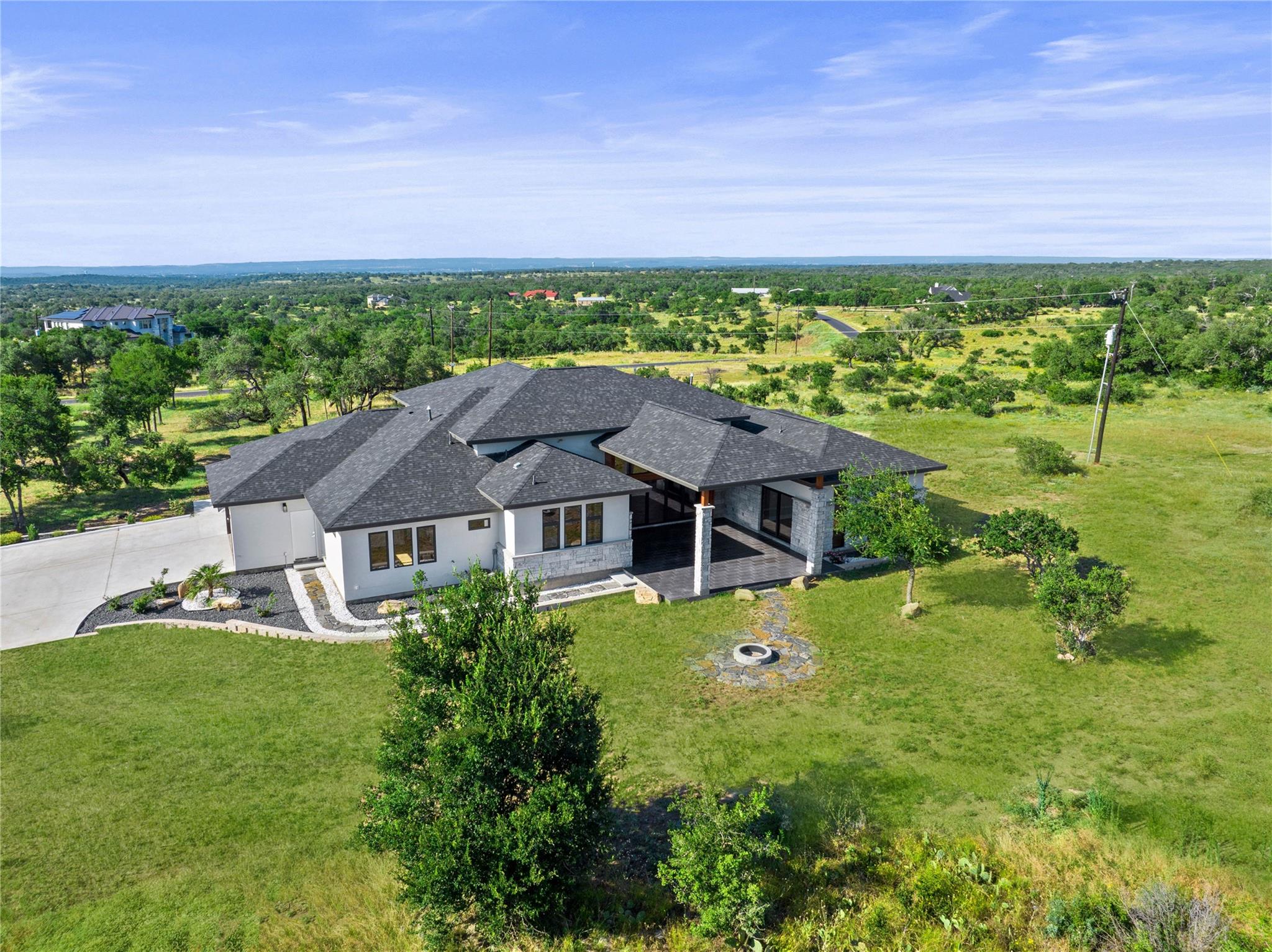 583 Comanche Rdg, Round Mountain, TX 78663