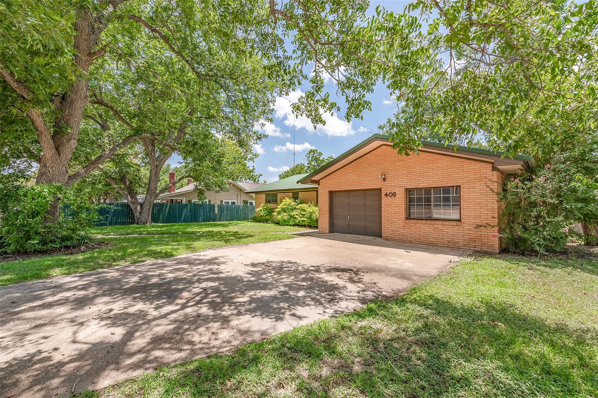 409 W Buffalo St, Caldwell, TX 77836
