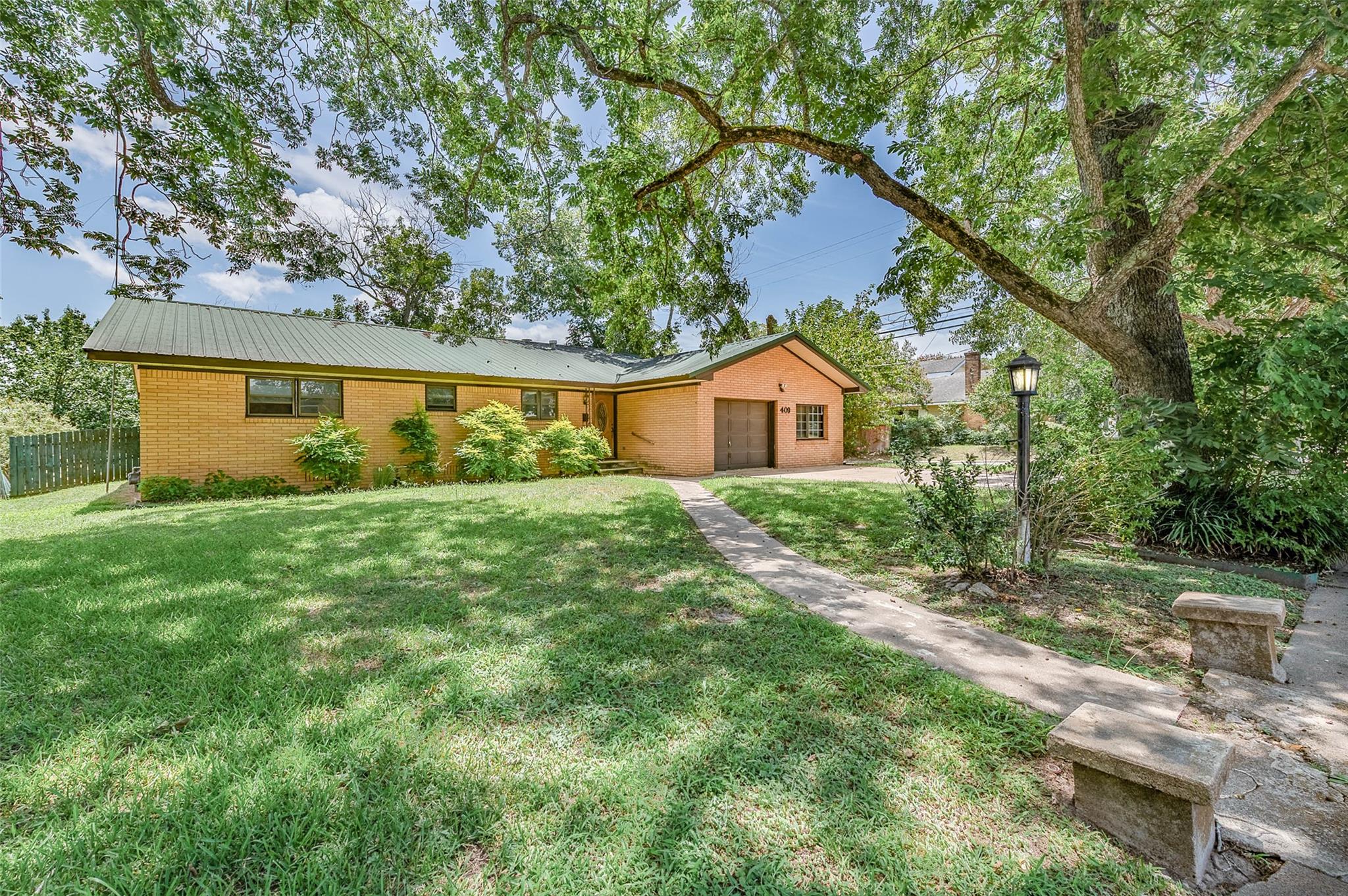 409 W Buffalo St, Caldwell, TX 77836