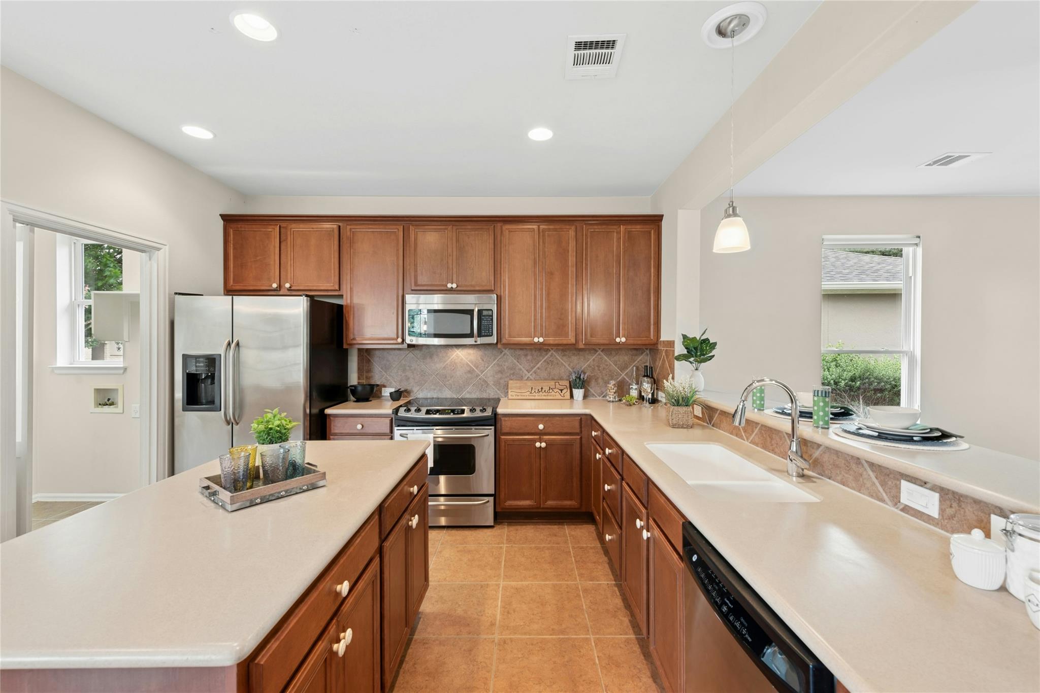 202 Palmetto Dr, Georgetown, TX 78633