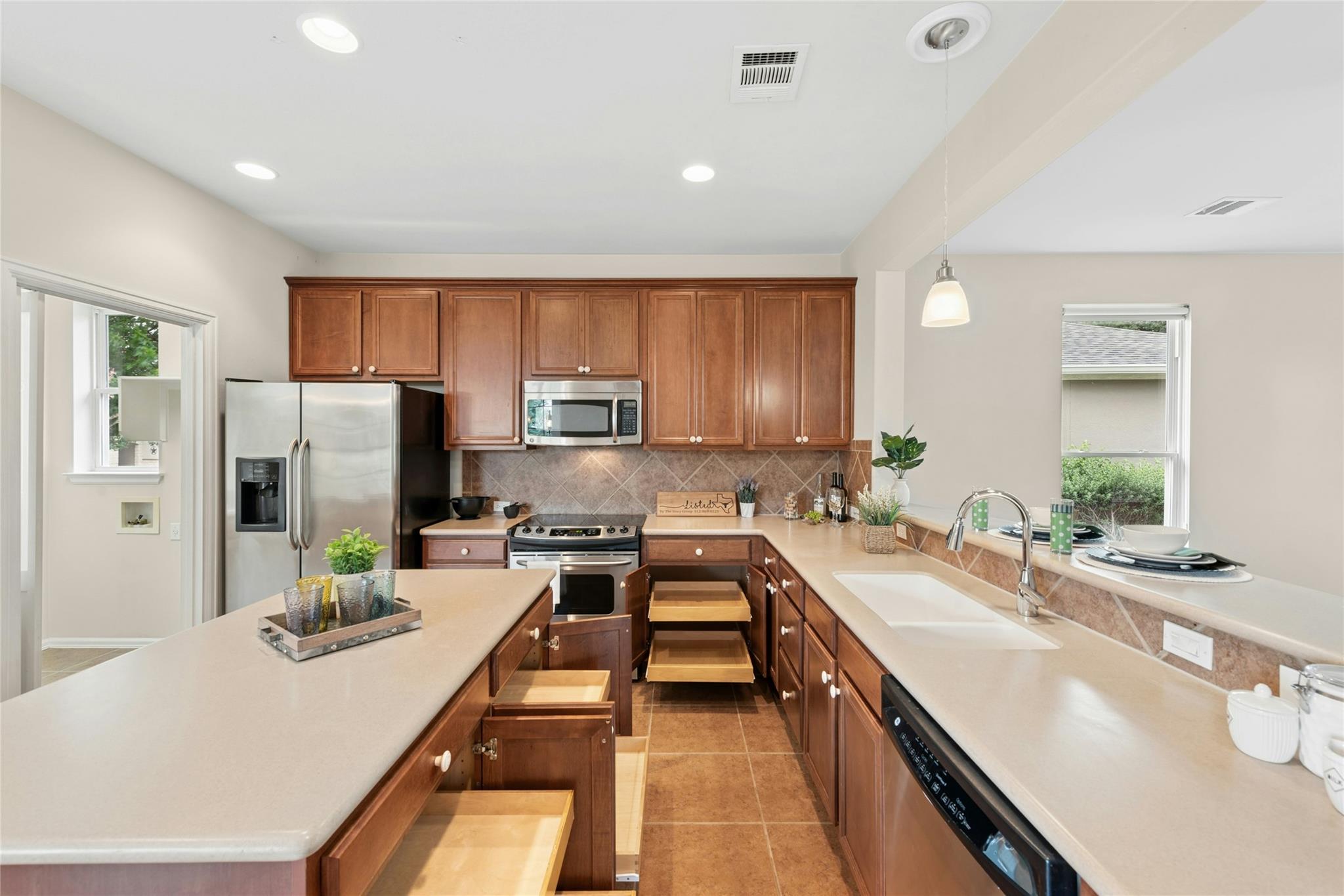 202 Palmetto Dr, Georgetown, TX 78633