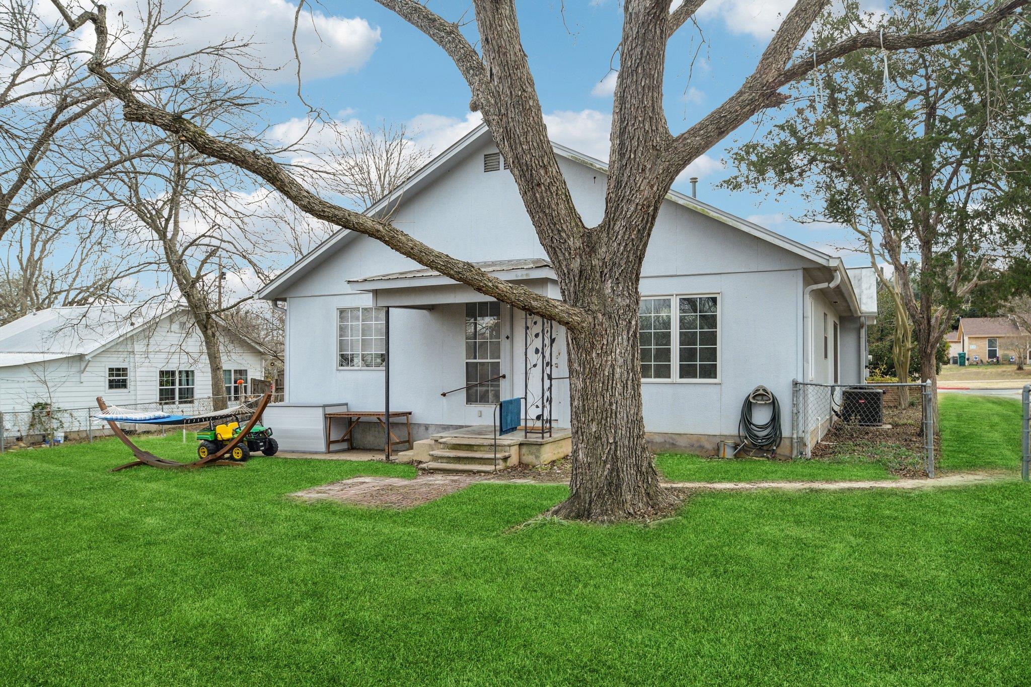 528 Old Mcdade Rd, Elgin, TX 78621