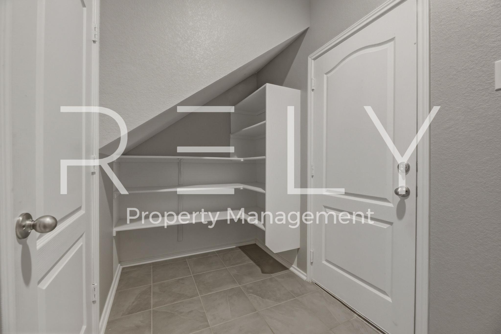 140 Katie Elder Dr, Jarrell, TX 76537