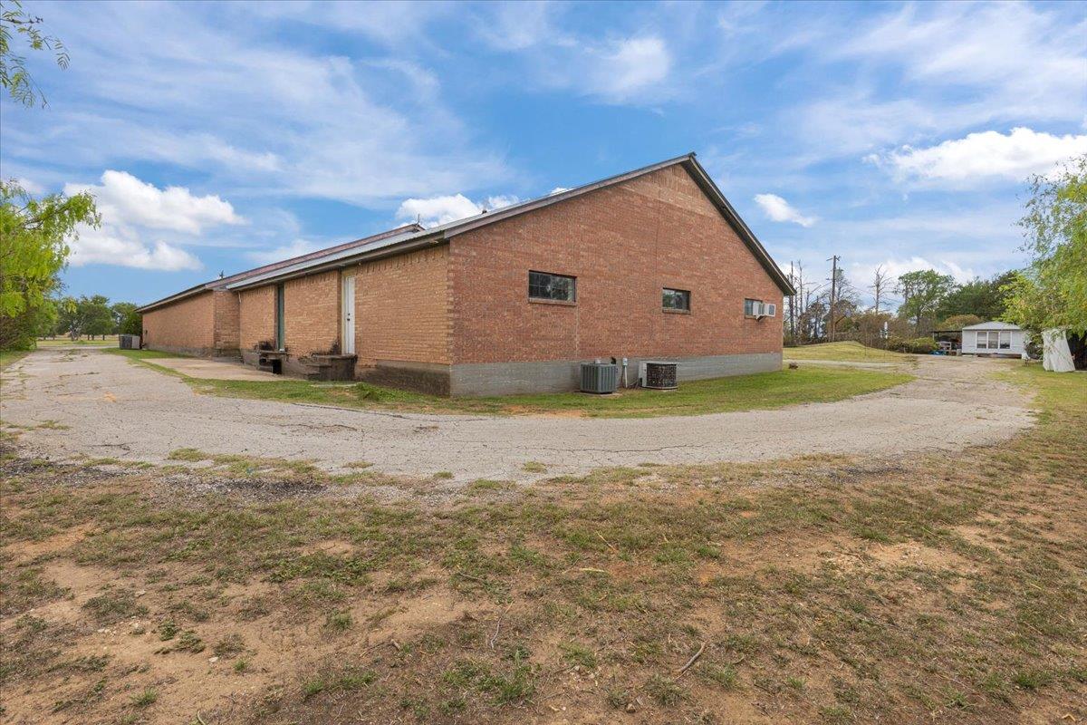 2418 Fm 1704, Elgin, TX 78621