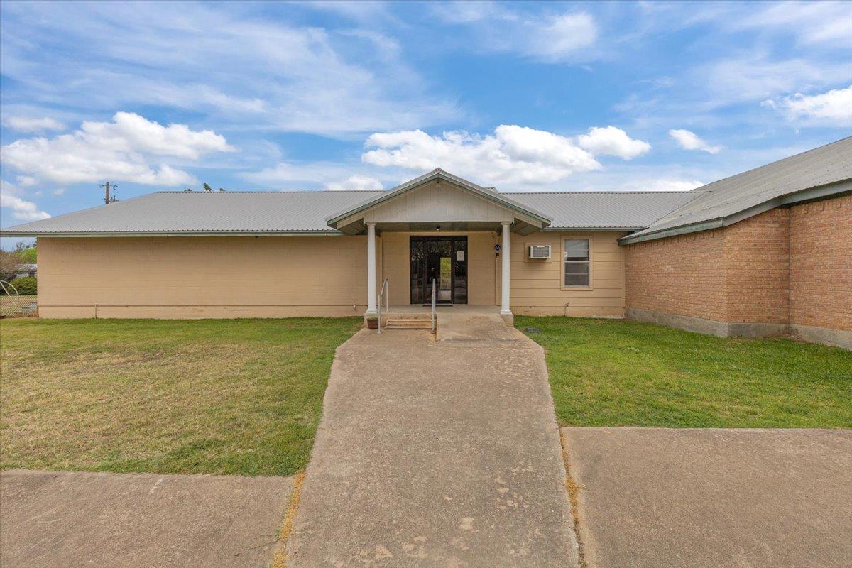 2418 Fm 1704, Elgin, TX 78621