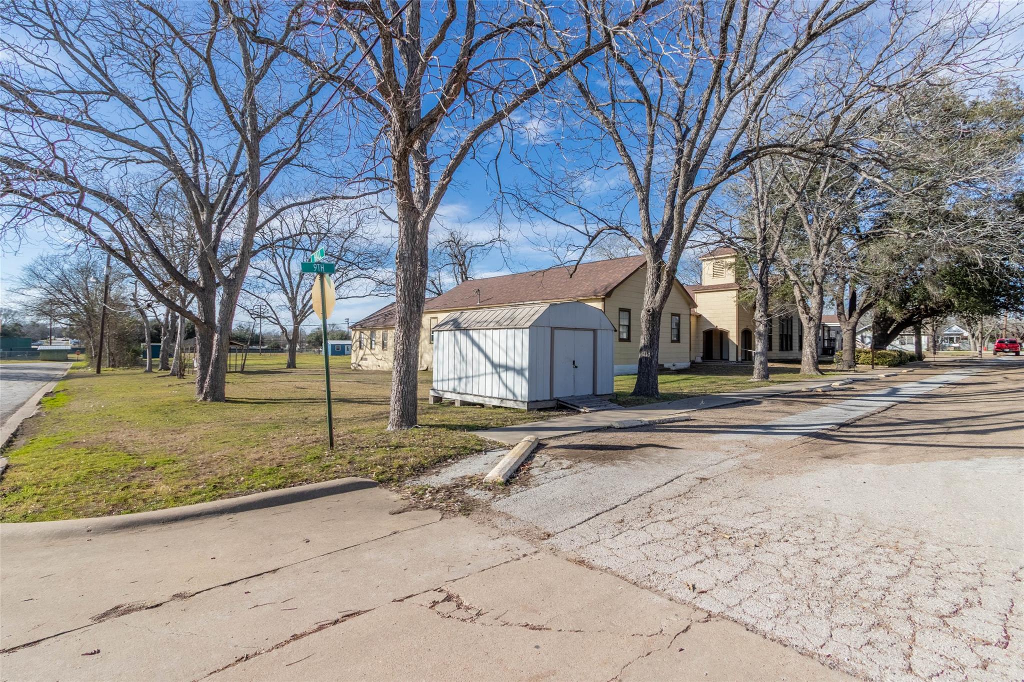 1502 W 9th St, Caldwell, TX 77836