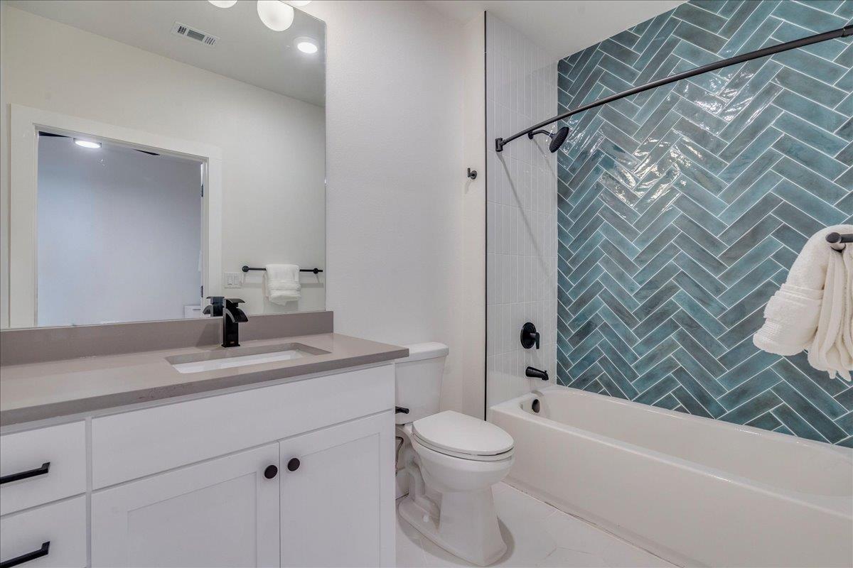 3000 Duval St # 302, Austin, TX 78705