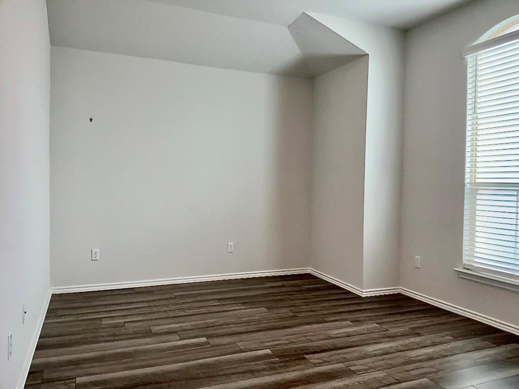 1828 T H Johnson Dr, Taylor, TX 76574