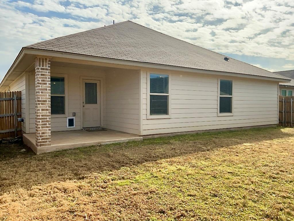 1828 T H Johnson Dr, Taylor, TX 76574