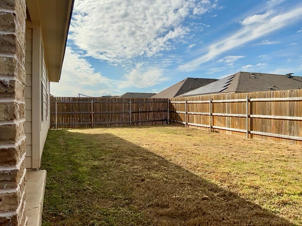 1828 T H Johnson Dr, Taylor, TX 76574