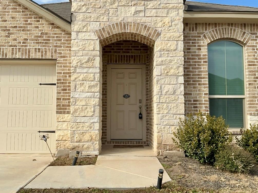 1828 T H Johnson Dr, Taylor, TX 76574