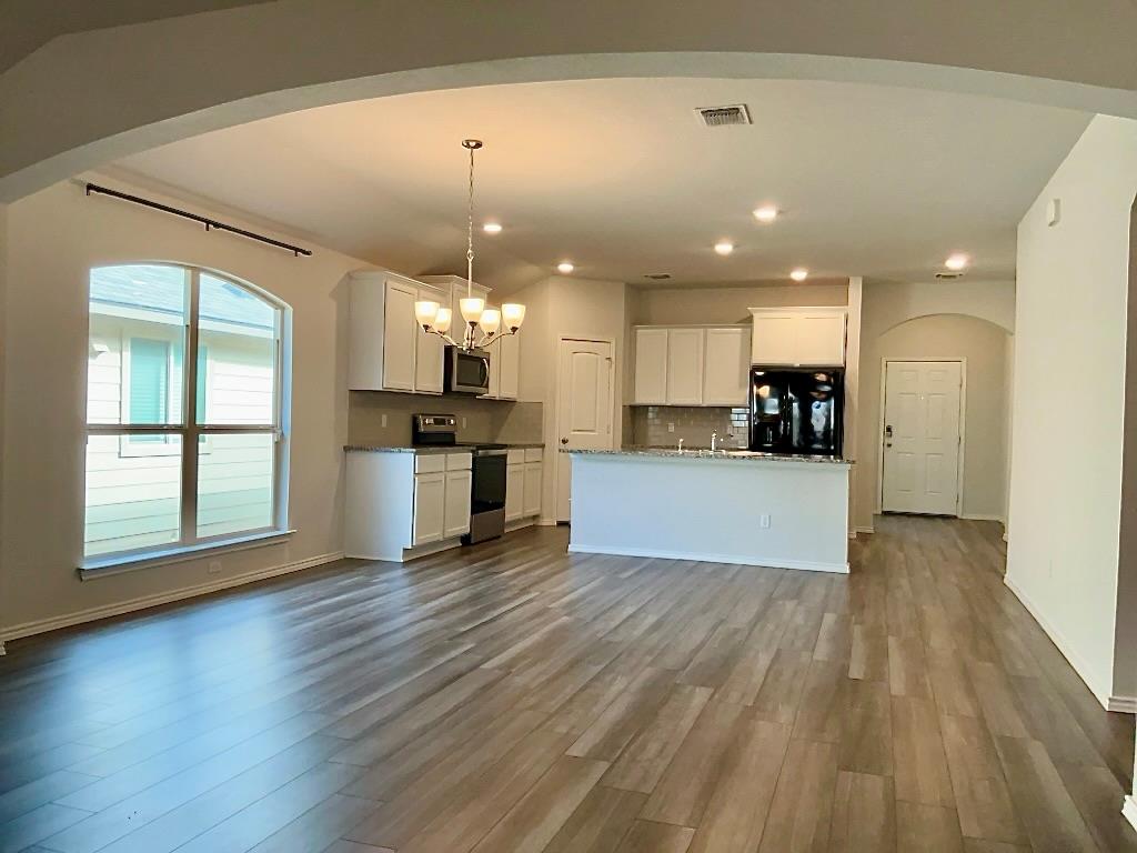 1828 T H Johnson Dr, Taylor, TX 76574