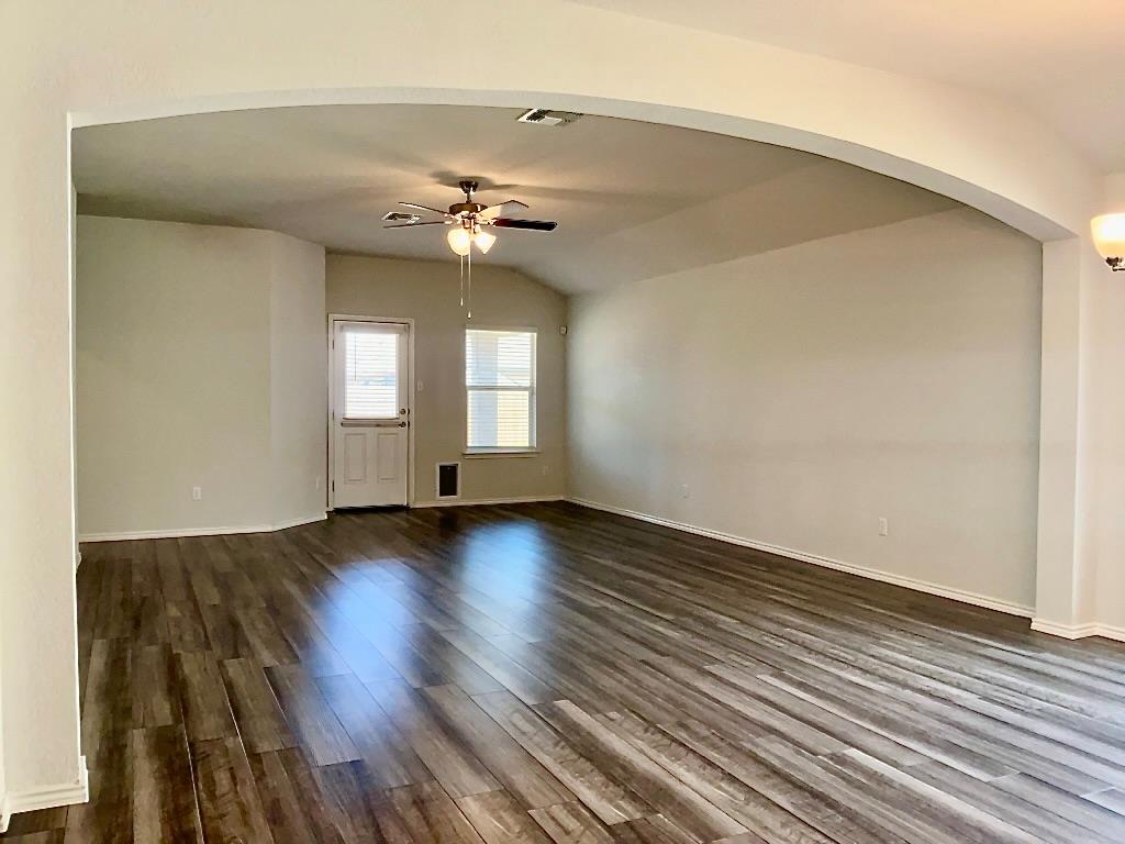 1828 T H Johnson Dr, Taylor, TX 76574