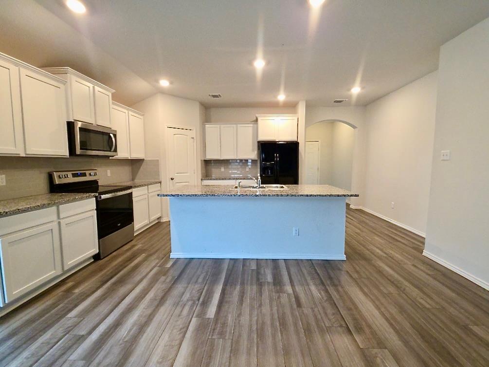 1828 T H Johnson Dr, Taylor, TX 76574