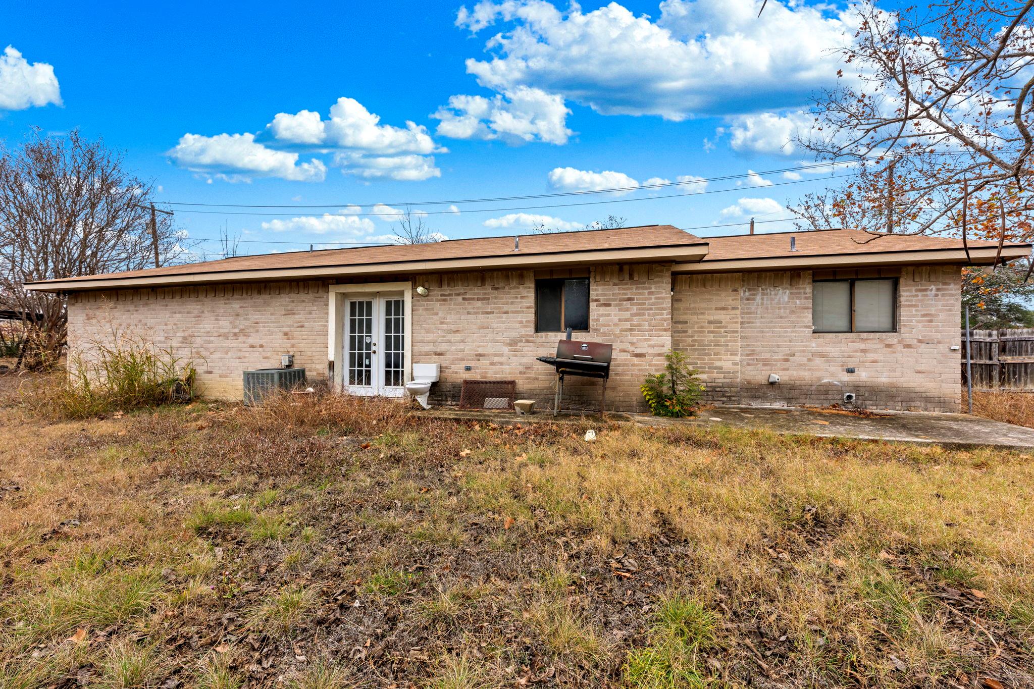 311 Leslie Dr, Kerrville, TX 78028