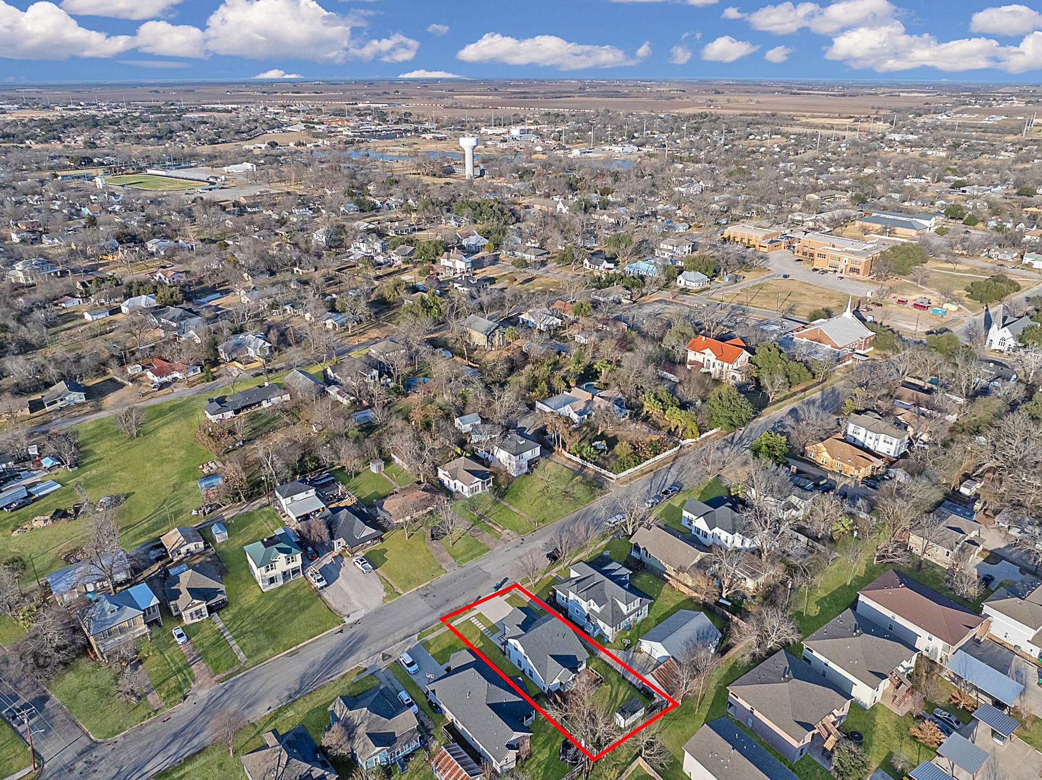 609A W 7th St, Taylor, TX 76574