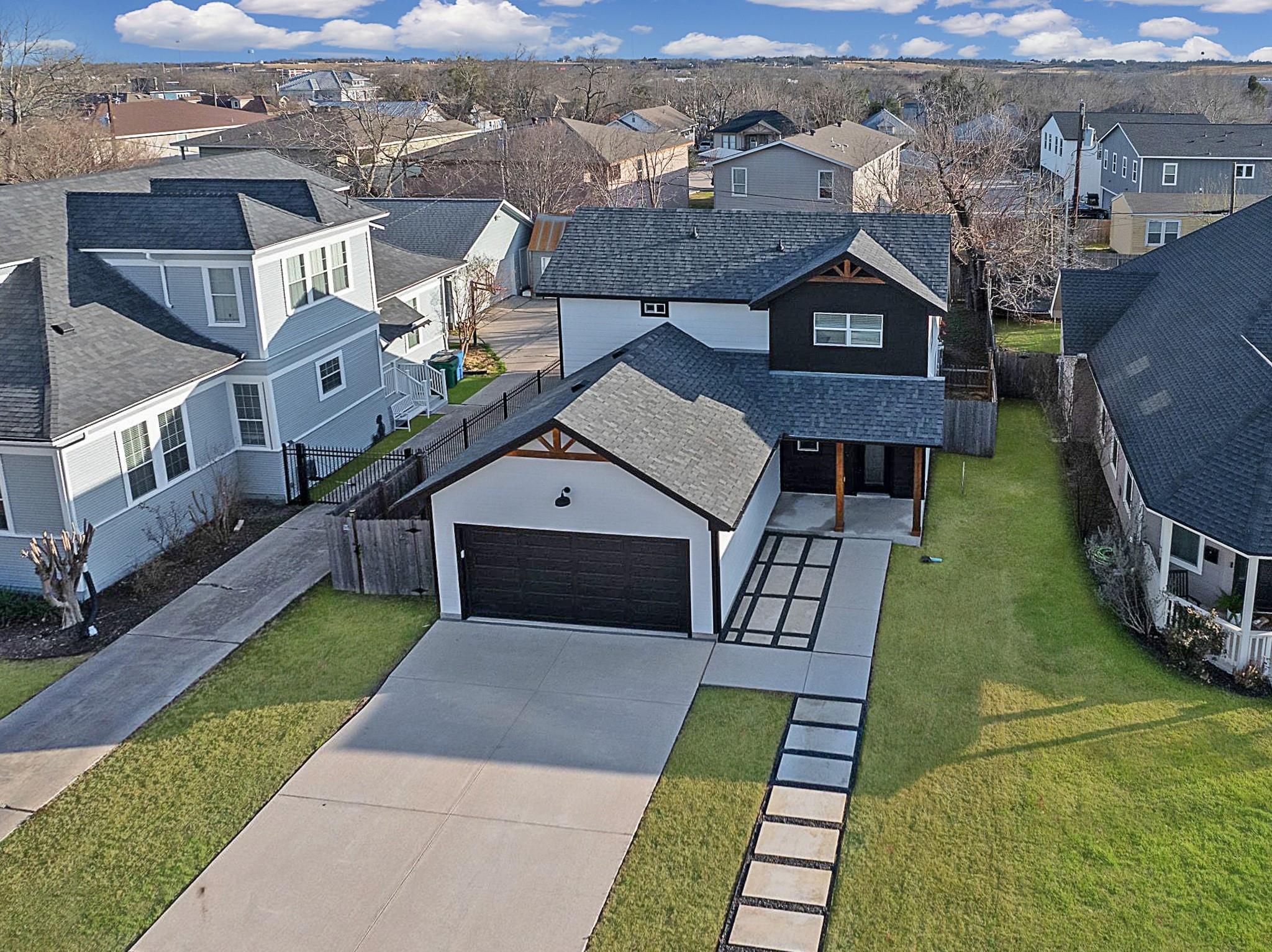 609A W 7th St, Taylor, TX 76574