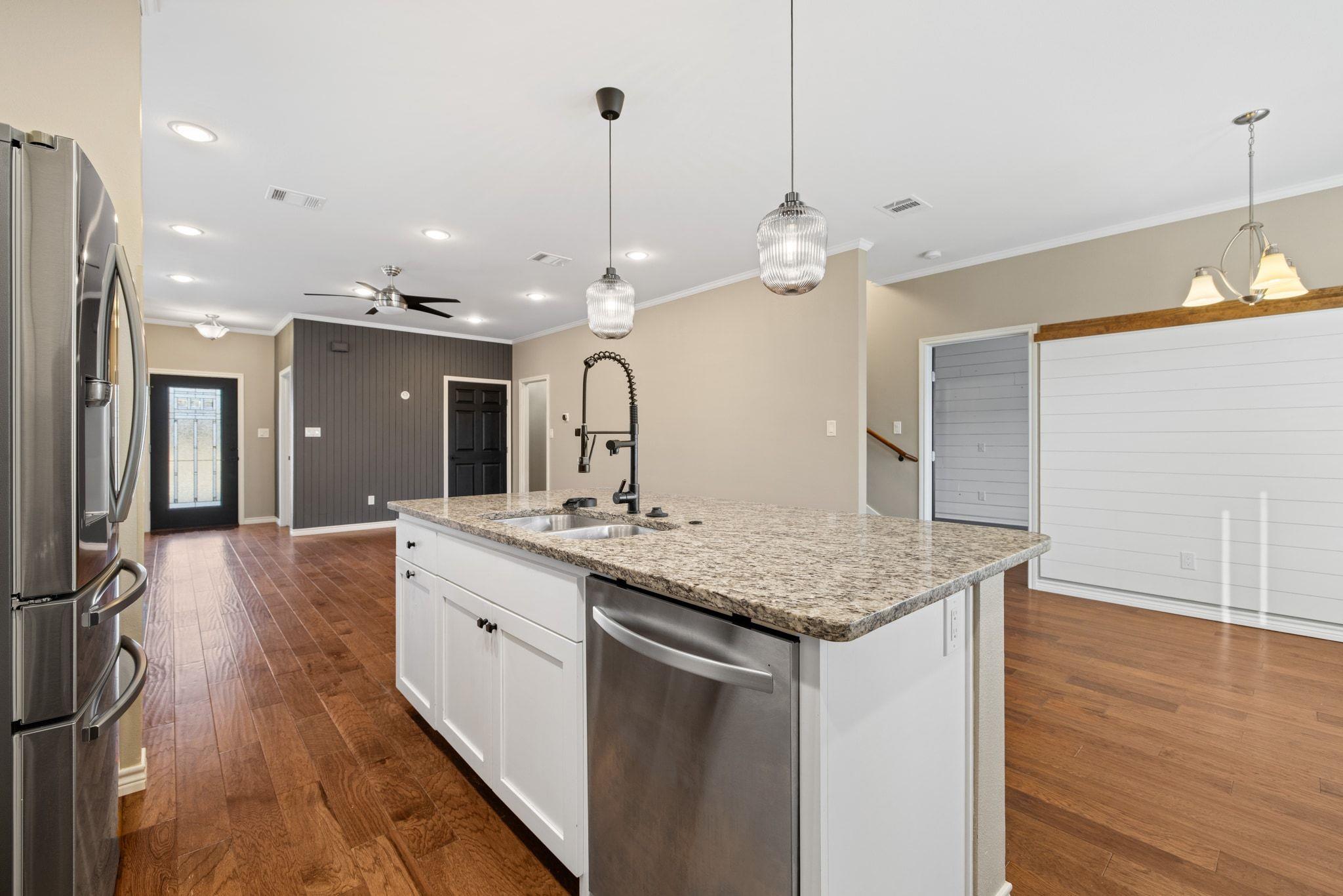 609A W 7th St, Taylor, TX 76574