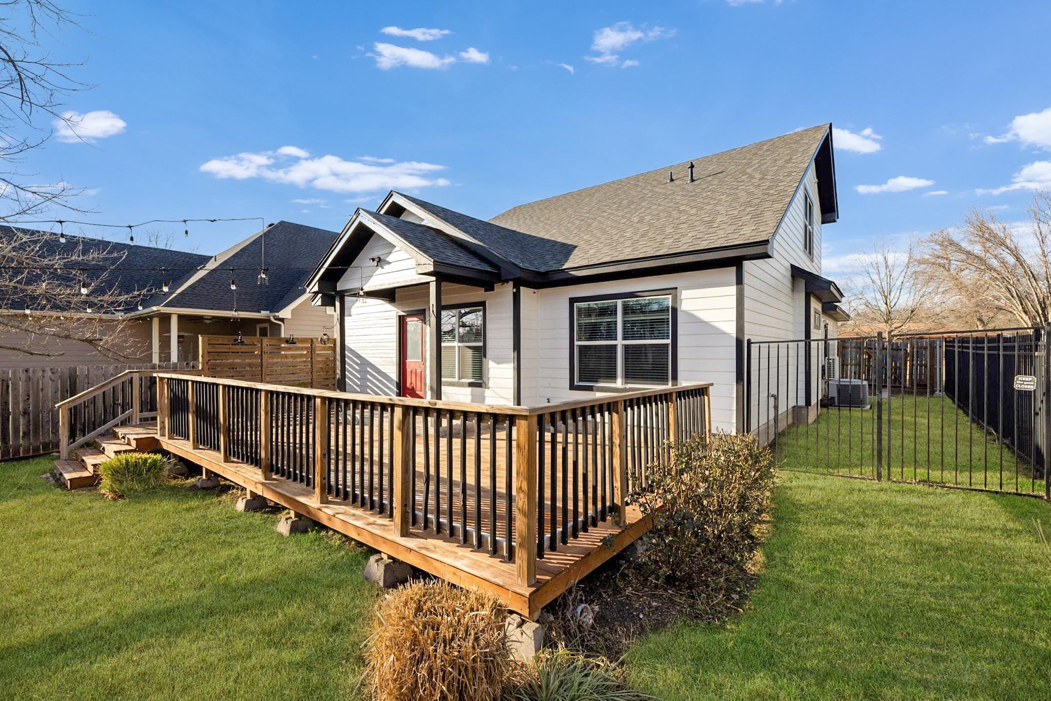 609A W 7th St, Taylor, TX 76574