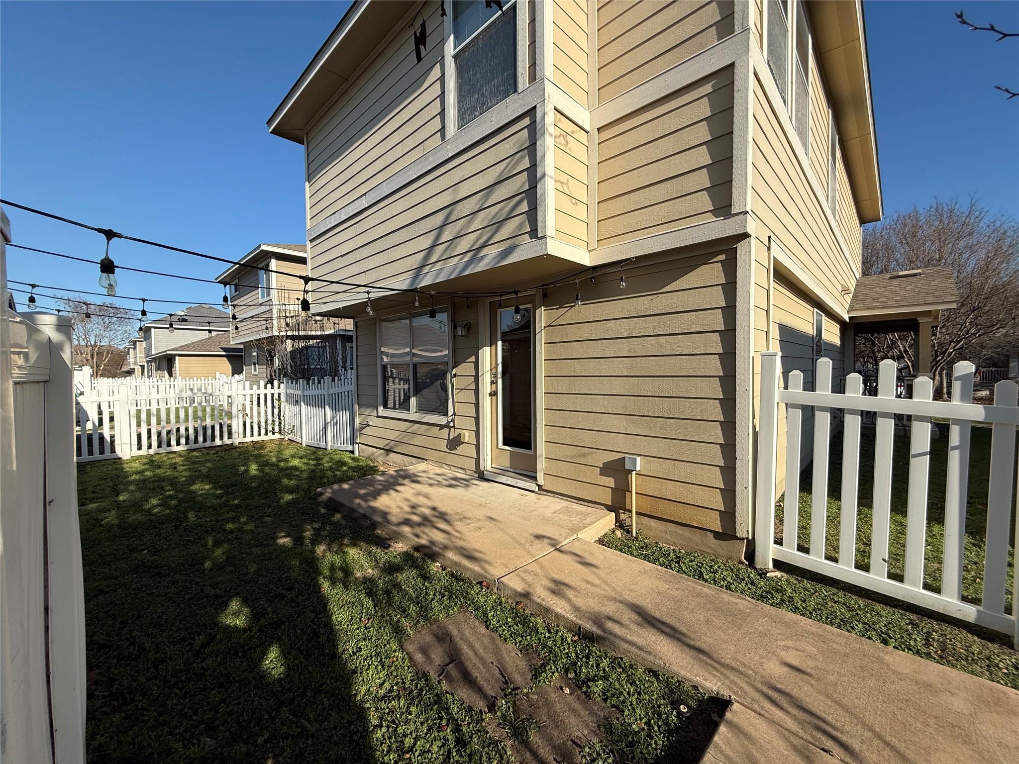 520 Rolling Oak Dr, Round Rock, TX 78664