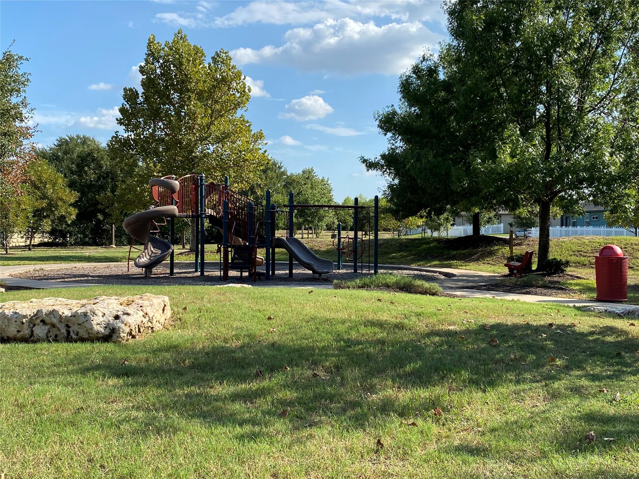 520 Rolling Oak Dr, Round Rock, TX 78664