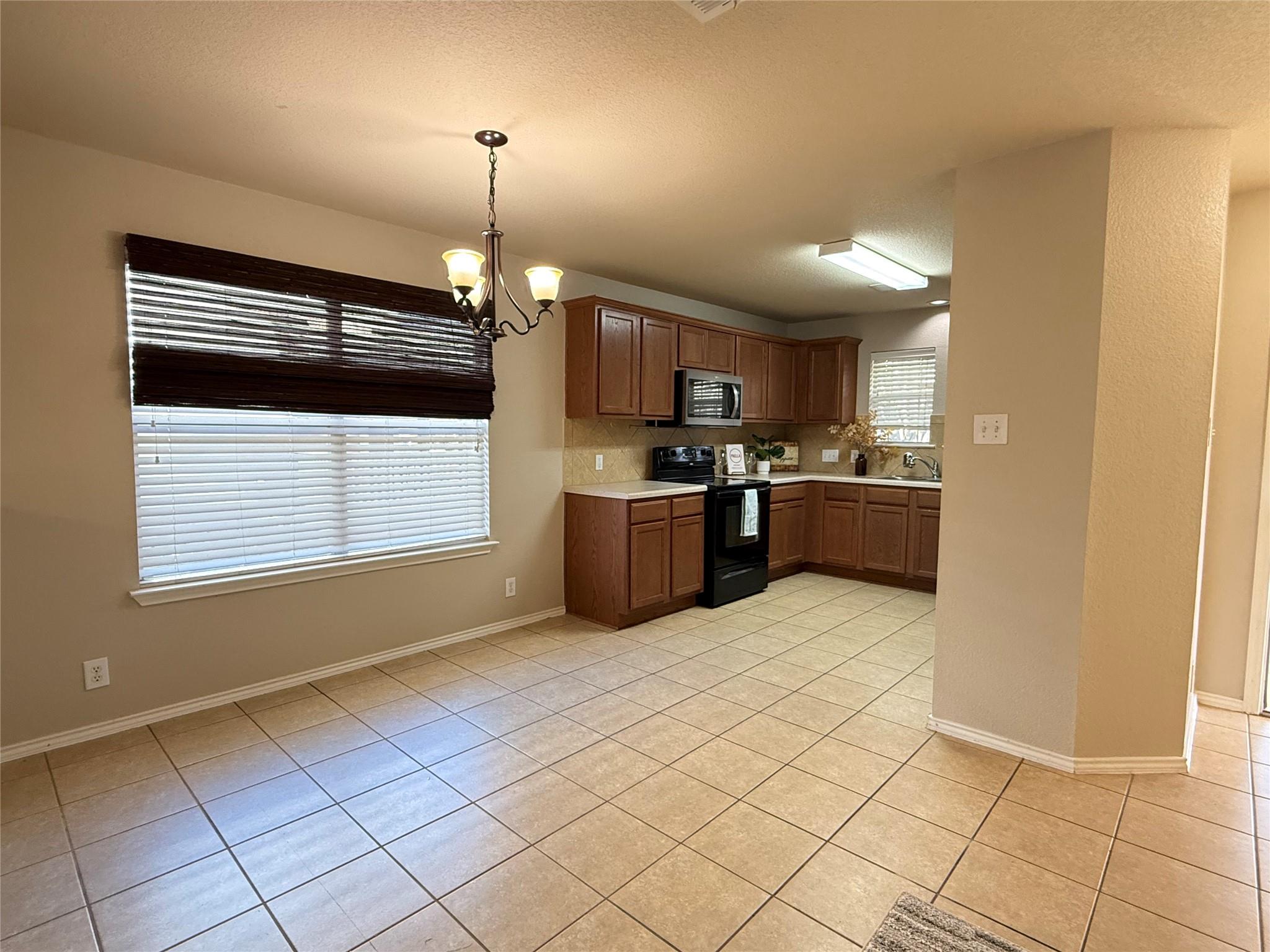 520 Rolling Oak Dr, Round Rock, TX 78664