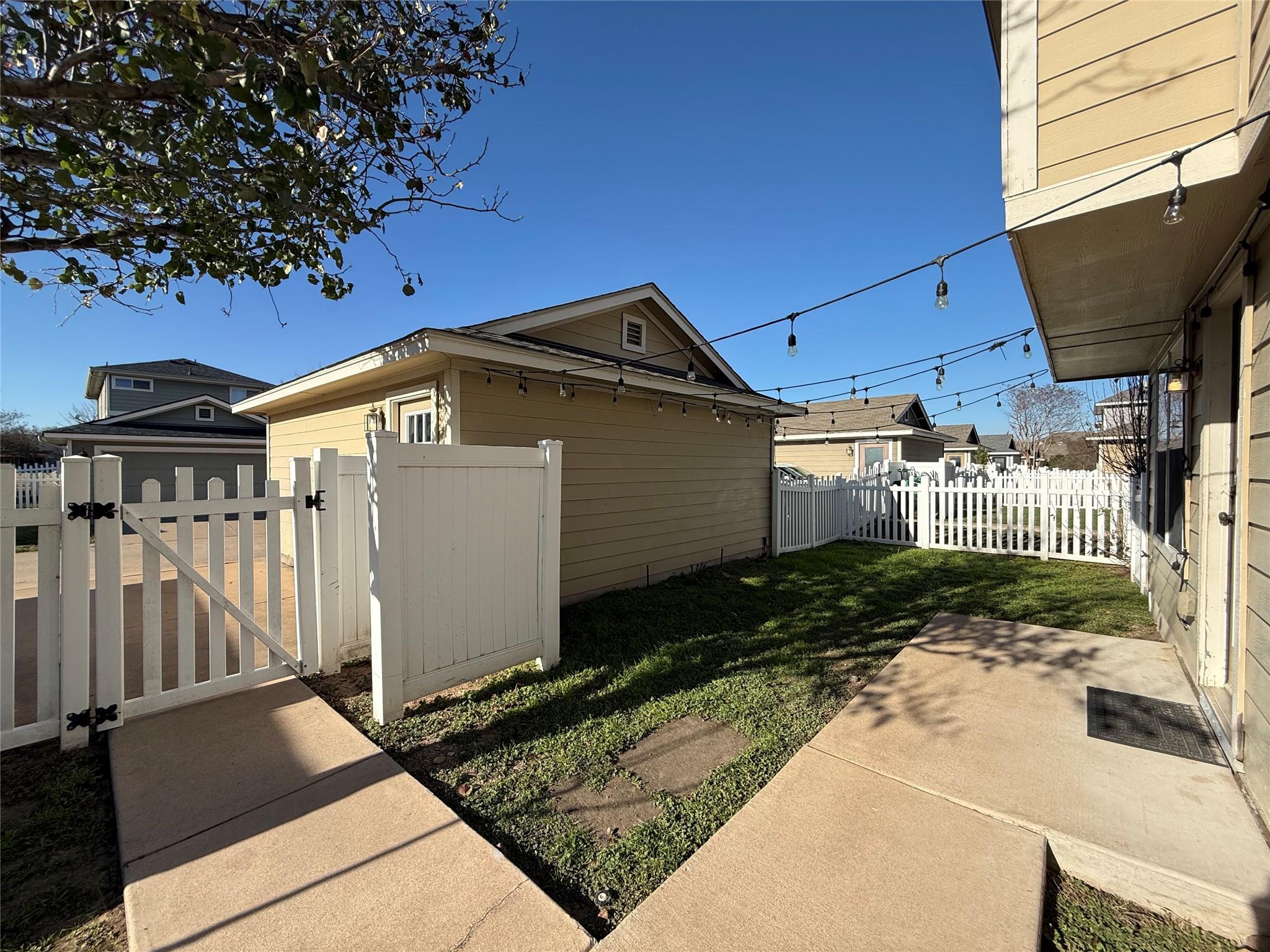 520 Rolling Oak Dr, Round Rock, TX 78664