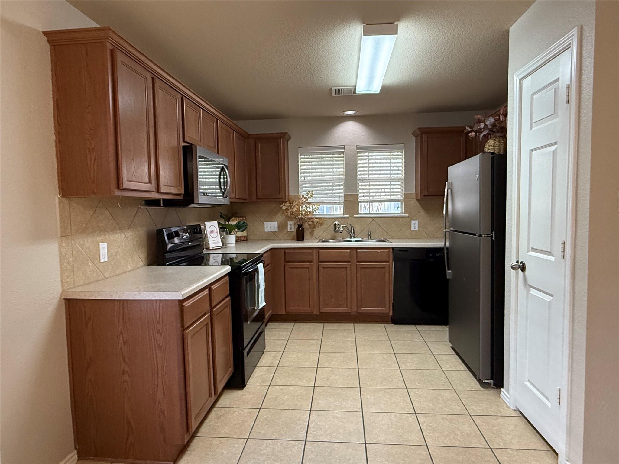 520 Rolling Oak Dr, Round Rock, TX 78664