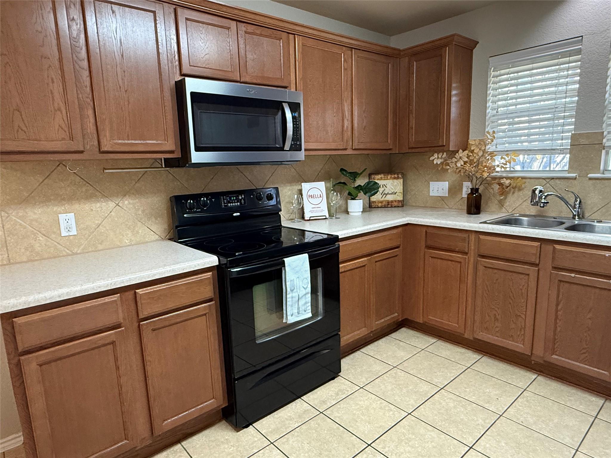 520 Rolling Oak Dr, Round Rock, TX 78664