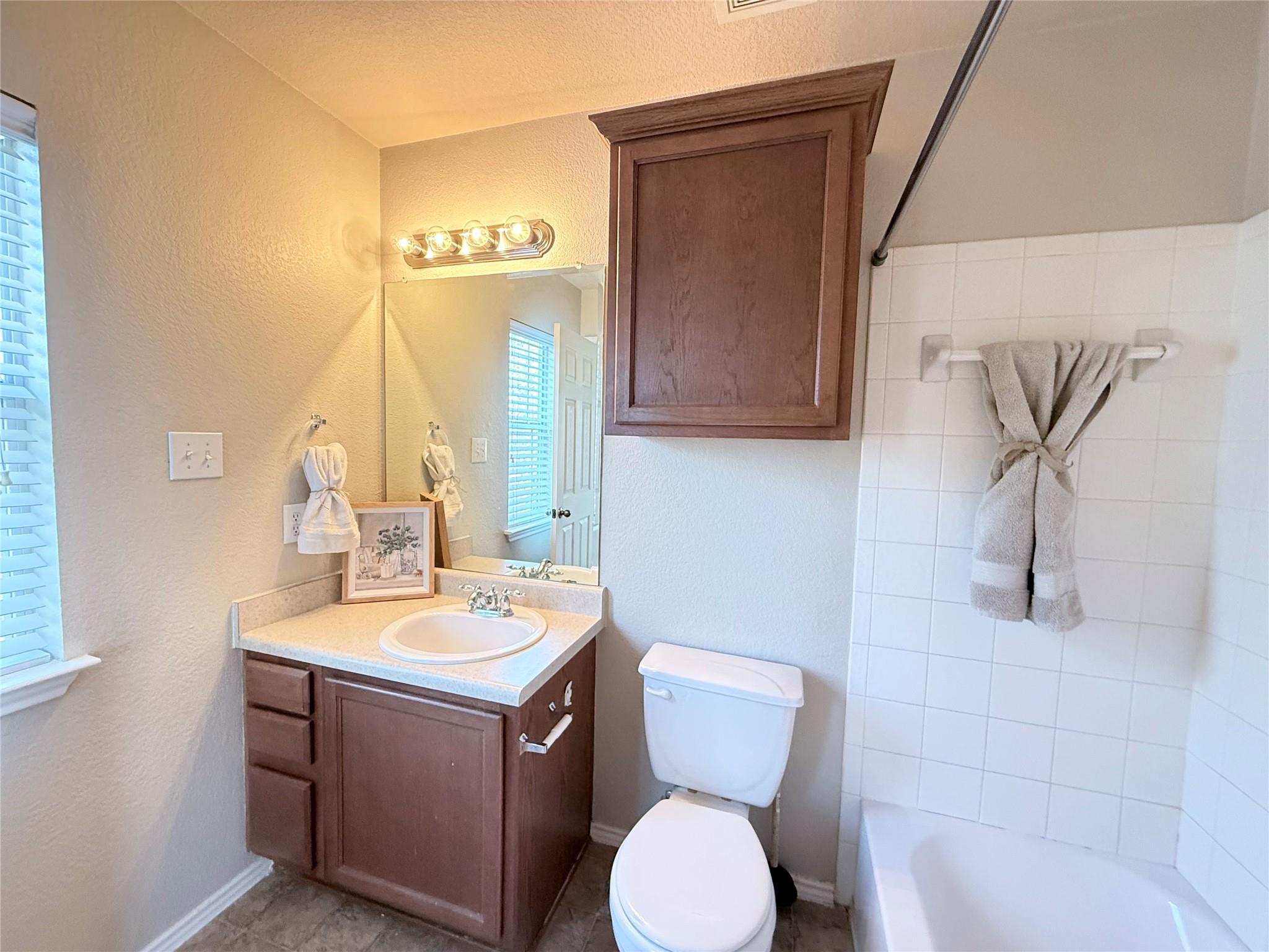 520 Rolling Oak Dr, Round Rock, TX 78664