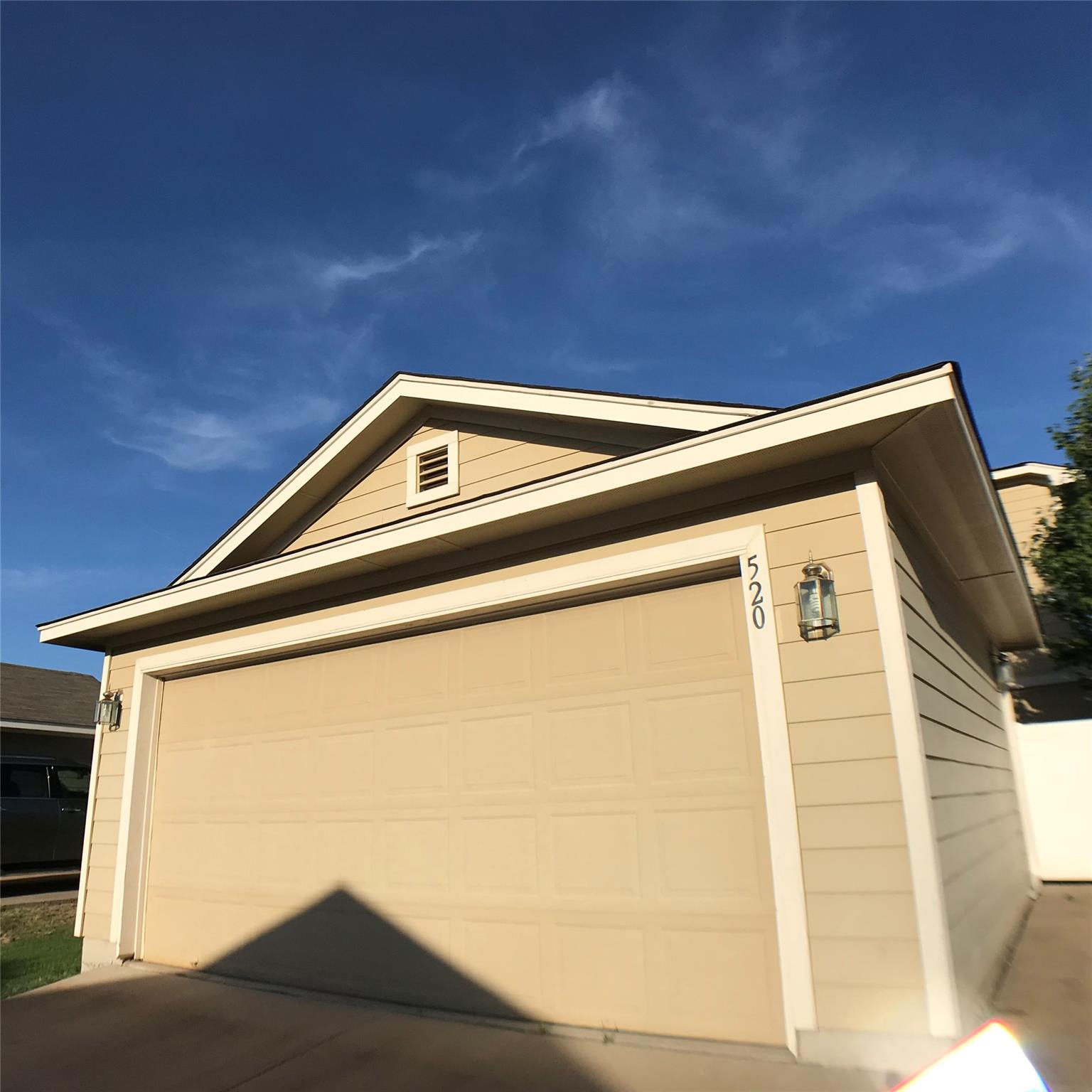 520 Rolling Oak Dr, Round Rock, TX 78664