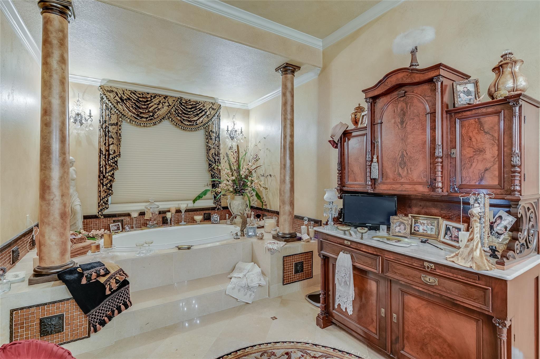 8611 Young Ln, Austin, TX 78737