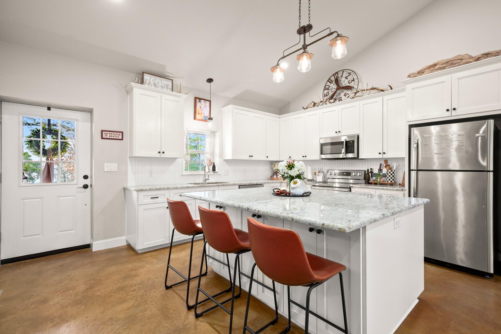 139 Way Station Trl, Smithville, TX 78957