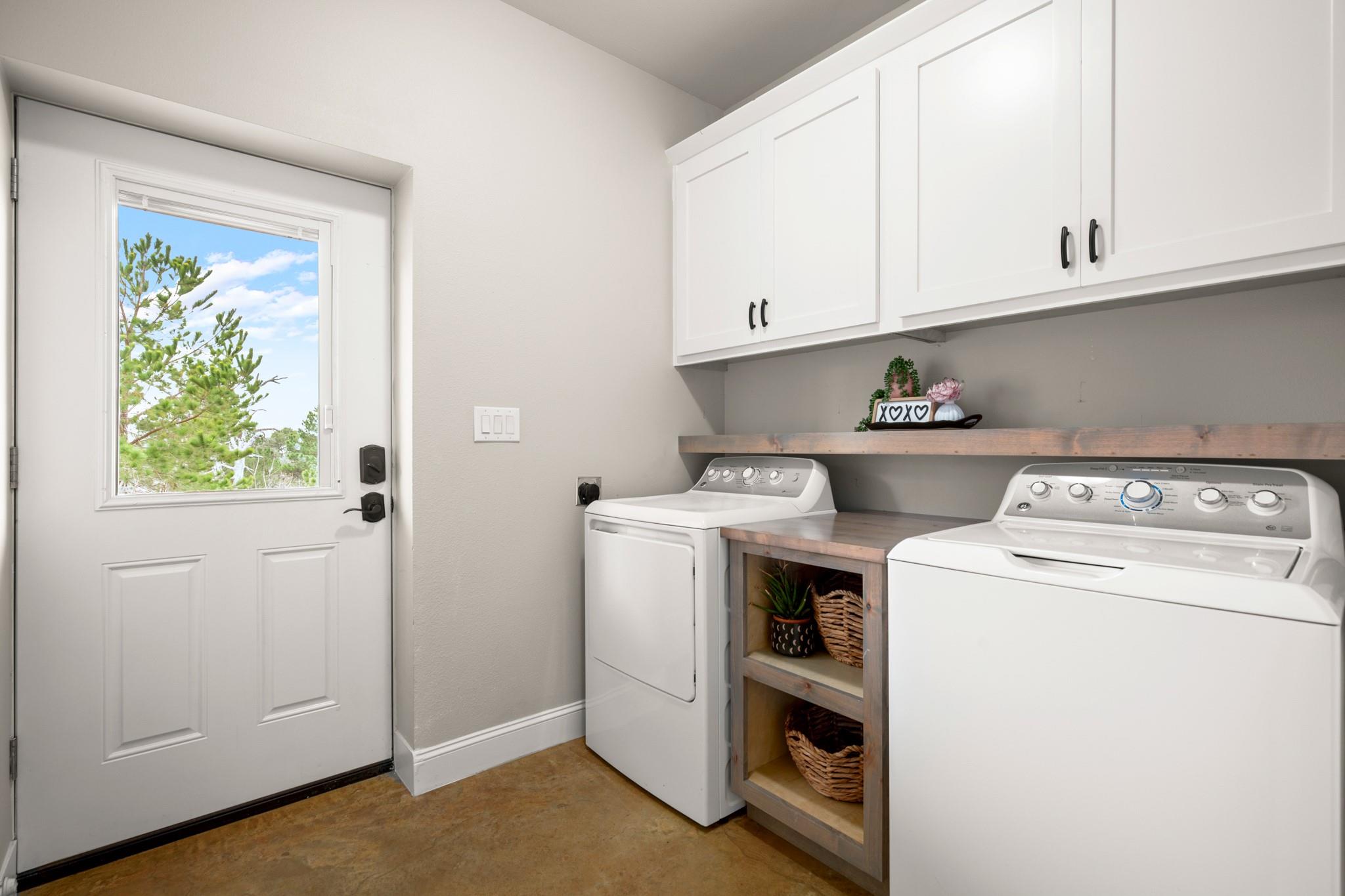 139 Way Station Trl, Smithville, TX 78957